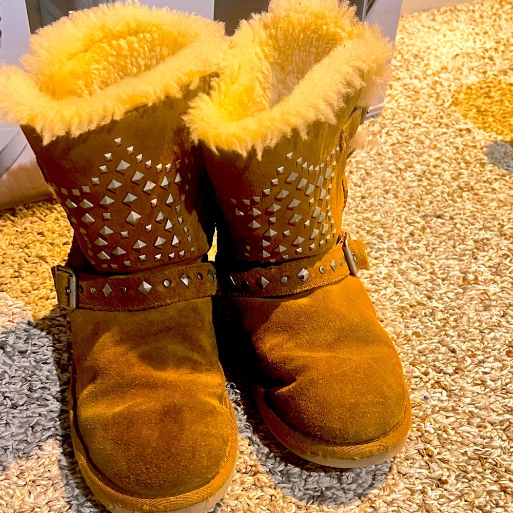 UGG